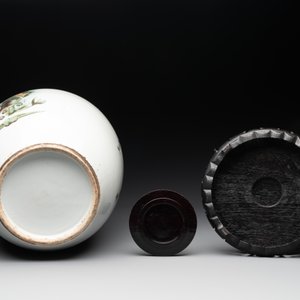 Two Chinese famille rose jars and a brush pot, signed Ju Yi Tai 聚義泰, 'B.E.E. CHINESE RESTAURANT' mark, one dated 1924, 20th C. — photo 7
