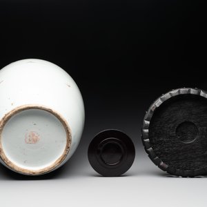 Two Chinese famille rose jars and a brush pot, signed Ju Yi Tai 聚義泰, 'B.E.E. CHINESE RESTAURANT' mark, one dated 1924, 20th C. — photo 9