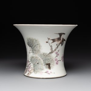 Two Chinese famille rose jars and a brush pot, signed Ju Yi Tai 聚義泰, 'B.E.E. CHINESE RESTAURANT' mark, one dated 1924, 20th C. — photo 10