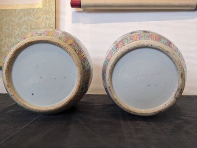 Two Chinese famille rose jars and covers with censers holding flowers, 19th C. — photo 3