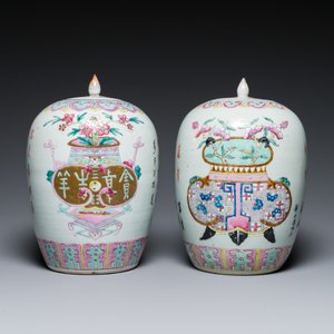 Two Chinese famille rose jars and covers with censers holding flowers, 19th C. — photo 3