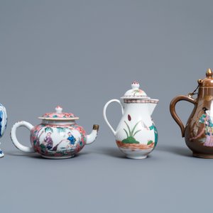 Two Chinese famille rose jugs, a teapot and a blue and white vase, Kangxi and later — 照片 3