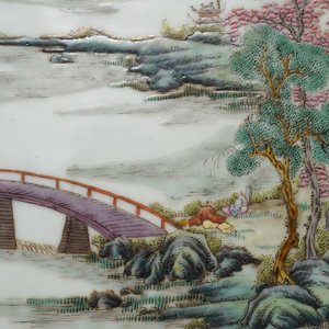 Two Chinese famille rose landscape plaques in a lacquered chest, marked Wang Yeting, 19/20th C. — photo 13