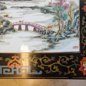 Two Chinese famille rose landscape plaques in a lacquered chest, marked Wang Yeting, 19/20th C. — photo 19