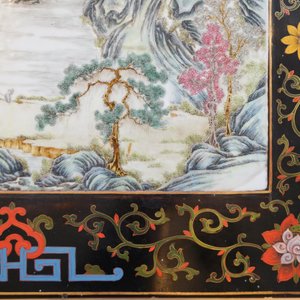 Two Chinese famille rose landscape plaques in a lacquered chest, marked Wang Yeting, 19/20th C. — photo 22