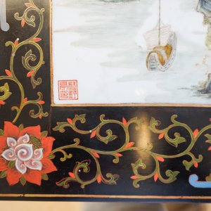 Two Chinese famille rose landscape plaques in a lacquered chest, marked Wang Yeting, 19/20th C. — photo 25