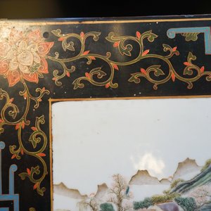 Two Chinese famille rose landscape plaques in a lacquered chest, marked Wang Yeting, 19/20th C. — photo 26