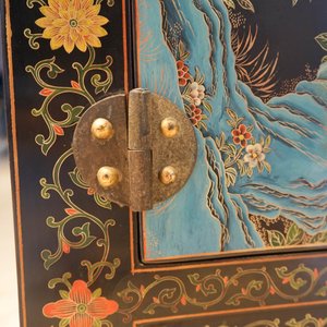 Two Chinese famille rose landscape plaques in a lacquered chest, marked Wang Yeting, 19/20th C. — photo 35