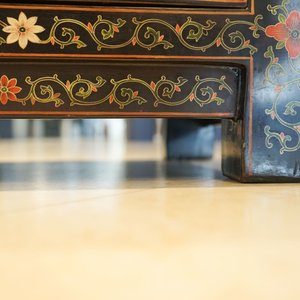 Two Chinese famille rose landscape plaques in a lacquered chest, marked Wang Yeting, 19/20th C. — photo 38