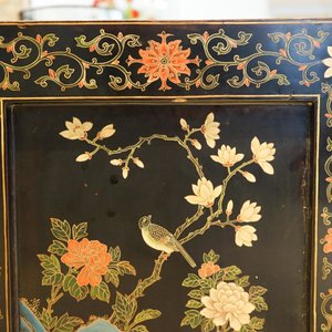 Two Chinese famille rose landscape plaques in a lacquered chest, marked Wang Yeting, 19/20th C. — photo 41