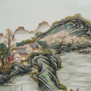 Two Chinese famille rose landscape plaques in a lacquered chest, marked Wang Yeting, 19/20th C. — photo 9