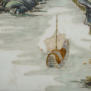 Two Chinese famille rose landscape plaques in a lacquered chest, marked Wang Yeting, 19/20th C. — photo 10