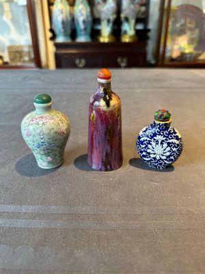 Two Chinese famille rose 'lotus scroll' snuff bottles and a flambé-glazed snuff bottle, 19th C. — 照片 1