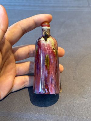 Two Chinese famille rose 'lotus scroll' snuff bottles and a flambé-glazed snuff bottle, 19th C. — 照片 11