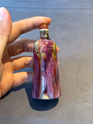 Two Chinese famille rose 'lotus scroll' snuff bottles and a flambé-glazed snuff bottle, 19th C. — 照片 12