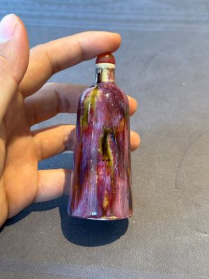 Two Chinese famille rose 'lotus scroll' snuff bottles and a flambé-glazed snuff bottle, 19th C. — 照片 13