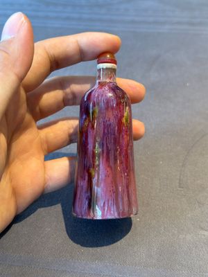 Two Chinese famille rose 'lotus scroll' snuff bottles and a flambé-glazed snuff bottle, 19th C. — 照片 14