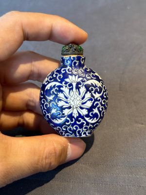 Two Chinese famille rose 'lotus scroll' snuff bottles and a flambé-glazed snuff bottle, 19th C. — 照片 19