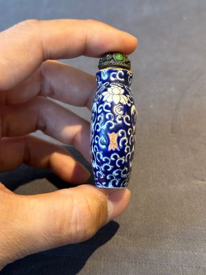 Two Chinese famille rose 'lotus scroll' snuff bottles and a flambé-glazed snuff bottle, 19th C. — 照片 20