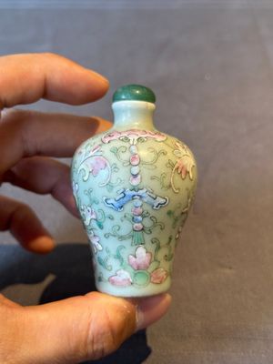 Two Chinese famille rose 'lotus scroll' snuff bottles and a flambé-glazed snuff bottle, 19th C. — 照片 2