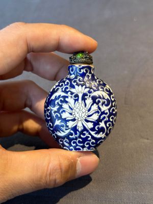 Two Chinese famille rose 'lotus scroll' snuff bottles and a flambé-glazed snuff bottle, 19th C. — 照片 21
