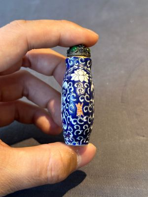 Two Chinese famille rose 'lotus scroll' snuff bottles and a flambé-glazed snuff bottle, 19th C. — 照片 22