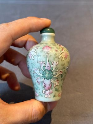 Two Chinese famille rose 'lotus scroll' snuff bottles and a flambé-glazed snuff bottle, 19th C. — 照片 3