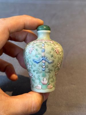 Two Chinese famille rose 'lotus scroll' snuff bottles and a flambé-glazed snuff bottle, 19th C. — 照片 4