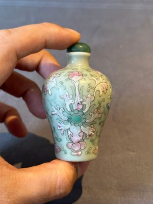 Two Chinese famille rose 'lotus scroll' snuff bottles and a flambé-glazed snuff bottle, 19th C. — 照片 5