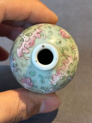 Two Chinese famille rose 'lotus scroll' snuff bottles and a flambé-glazed snuff bottle, 19th C. — 照片 6