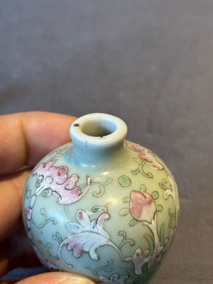 Two Chinese famille rose 'lotus scroll' snuff bottles and a flambé-glazed snuff bottle, 19th C. — 照片 10