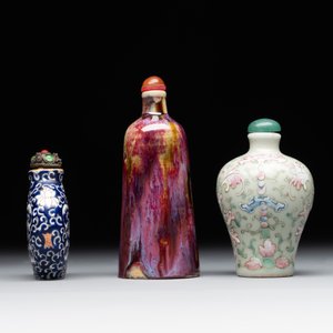 Two Chinese famille rose 'lotus scroll' snuff bottles and a flambé-glazed snuff bottle, 19th C. — 照片 2