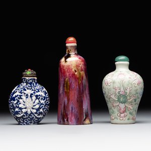 Two Chinese famille rose 'lotus scroll' snuff bottles and a flambé-glazed snuff bottle, 19th C. — 照片 3