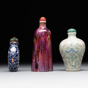 Two Chinese famille rose 'lotus scroll' snuff bottles and a flambé-glazed snuff bottle, 19th C. — 照片 4