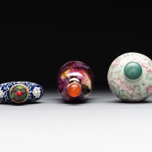 Two Chinese famille rose 'lotus scroll' snuff bottles and a flambé-glazed snuff bottle, 19th C. — 照片 5