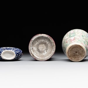Two Chinese famille rose 'lotus scroll' snuff bottles and a flambé-glazed snuff bottle, 19th C. — 照片 6
