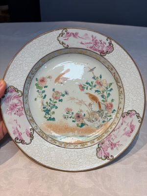 Two Chinese famille rose 'Magpie and Peony' plates with bianco-sopra-bianco rims, Yongzheng — foto 1