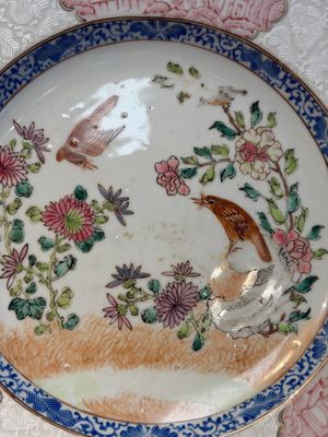 Two Chinese famille rose 'Magpie and Peony' plates with bianco-sopra-bianco rims, Yongzheng — foto 11