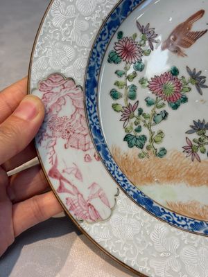 Two Chinese famille rose 'Magpie and Peony' plates with bianco-sopra-bianco rims, Yongzheng — foto 12