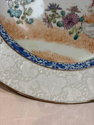 Two Chinese famille rose 'Magpie and Peony' plates with bianco-sopra-bianco rims, Yongzheng — foto 13