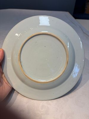 Two Chinese famille rose 'Magpie and Peony' plates with bianco-sopra-bianco rims, Yongzheng — foto 14