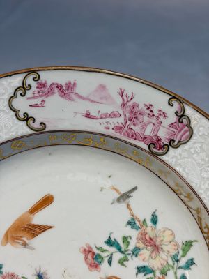 Two Chinese famille rose 'Magpie and Peony' plates with bianco-sopra-bianco rims, Yongzheng — foto 2