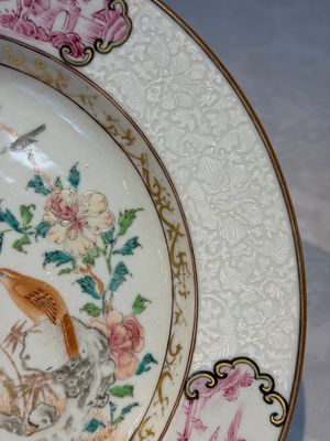 Two Chinese famille rose 'Magpie and Peony' plates with bianco-sopra-bianco rims, Yongzheng — foto 3