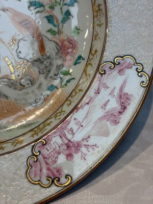 Two Chinese famille rose 'Magpie and Peony' plates with bianco-sopra-bianco rims, Yongzheng — foto 4
