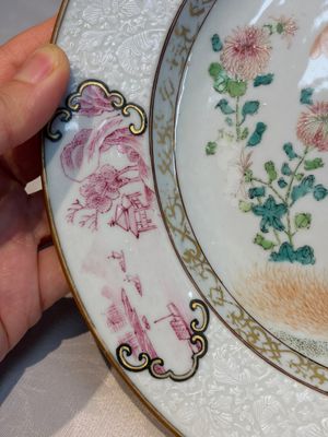 Two Chinese famille rose 'Magpie and Peony' plates with bianco-sopra-bianco rims, Yongzheng — foto 5
