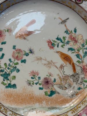 Two Chinese famille rose 'Magpie and Peony' plates with bianco-sopra-bianco rims, Yongzheng — foto 6