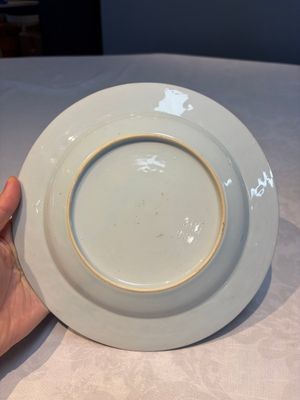 Two Chinese famille rose 'Magpie and Peony' plates with bianco-sopra-bianco rims, Yongzheng — foto 7
