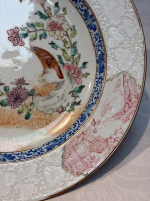 Two Chinese famille rose 'Magpie and Peony' plates with bianco-sopra-bianco rims, Yongzheng — foto 10