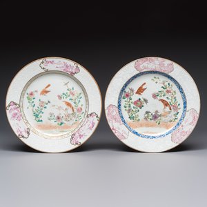 Two Chinese famille rose 'Magpie and Peony' plates with bianco-sopra-bianco rims, Yongzheng — foto 1