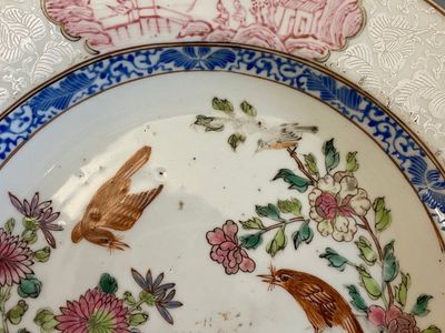 Two Chinese famille rose 'magpie and peony' plates with bianco-sopra-bianco rims, Yongzheng — 照片 3